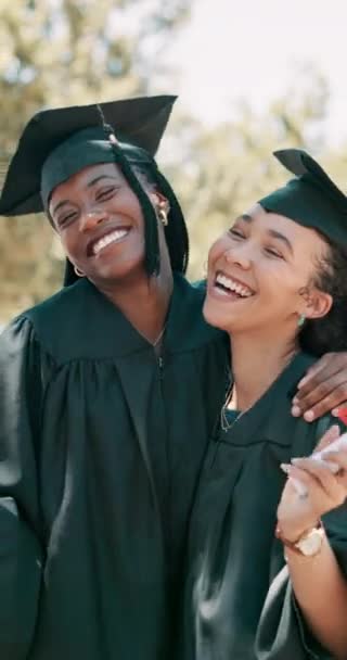 Kobiety Przyjaciele Absolwenci Uśmiechem Uroczystości Edukacyjne Lub Postęp Szkole Dyplom — Wideo stockowe