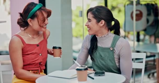 Φίλοι Γυναίκες Και Συνάντηση Στην Καφετέρια Συζήτηση Σημειωματάριο Και Χαρούμενος — Αρχείο Βίντεο