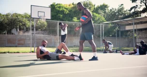 Deportes Baloncesto Atleta Ayudar Amigo Para Lesiones Cancha Aire Libre — Vídeo de stock