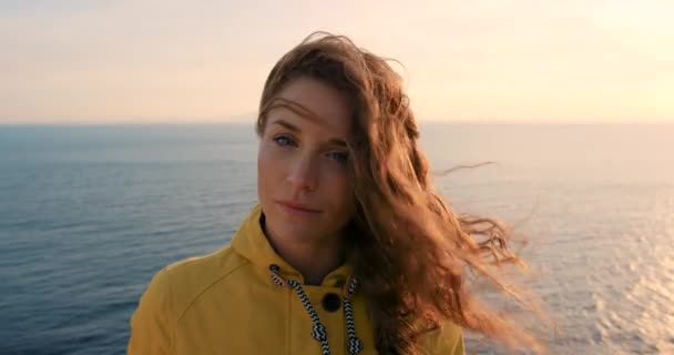 Mujer Vacaciones Cara Mar Naturaleza Con Viento Invierno Noruega Europa — Vídeo de stock