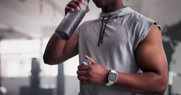 Γυμναστήριο Μπουκάλι Μαύρο Άνδρα Πόσιμο Νερό Στο Γυμναστήριο Για Άσκηση — Αρχείο Βίντεο