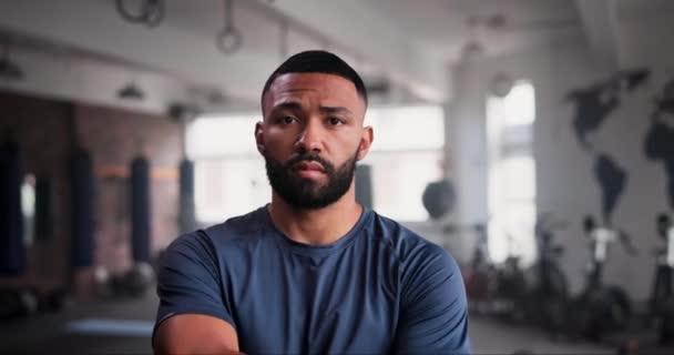 Lengan Bersilang Kebugaran Dan Wajah Pelatih Pribadi Gym Untuk Latihan — Stok Video