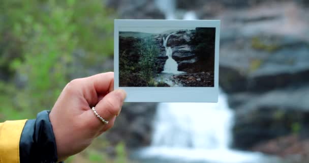 メモリとポラロイドのための滝 自然とアウトドアの冒険の手 写真と写真 ノスタルジアと熱帯雨林の写真 スクラップブッキングや風景のための水と観光旅行 — ストック動画