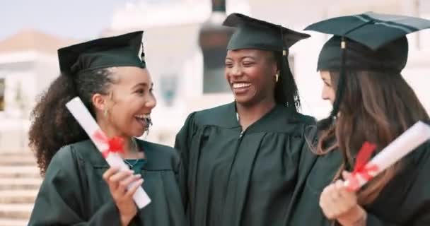 Kvinnor Studenter Och Examen Med Kram Diplom Och Mångfald För — Stockvideo