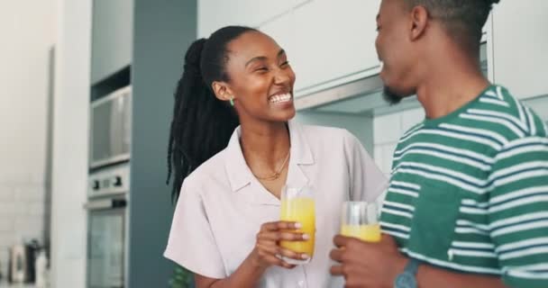 Czarna Para Kuchnia Śniadanie Wiwatują Domu Miłością Uśmiechem Więzią Jedzeniem — Wideo stockowe
