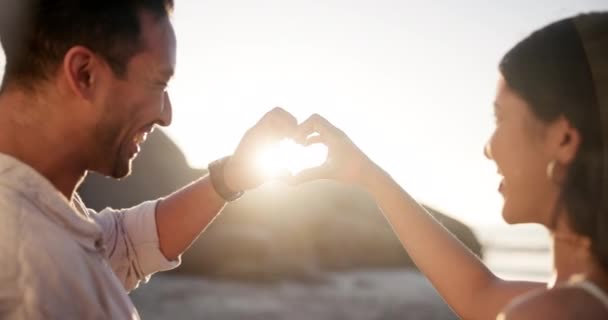 Pár Srdce Ruce Šťastný Pláži Západem Slunce Pro Romantiku Dovolenou — Stock video