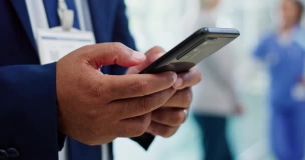 Человек Телефон Руки Печатают Связи Социальных Медиа Медицинских Исследований Больнице — стоковое видео