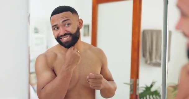 Barba Hombre Autocuidado Espejo Para Piel Belleza Con Cosméticos Mañana — Vídeo de stock
