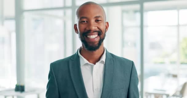 在办公室 公司或工作场所工作的黑人的脸 业务和微笑 在尼日利亚工作的形象 雇员和快乐的专业律师 顾问和非洲律师 — 图库视频影像