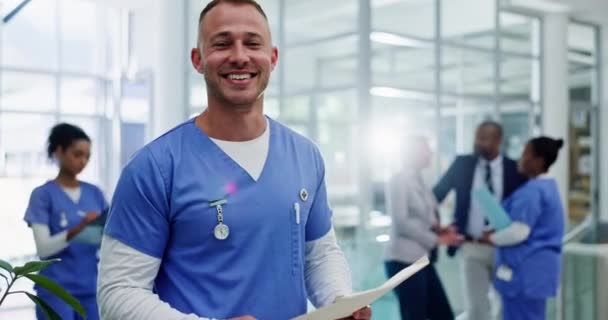 Confiado Enfermero Hombre Hospital Feliz Con Los Resultados Papeleo Informe — Vídeos de Stock