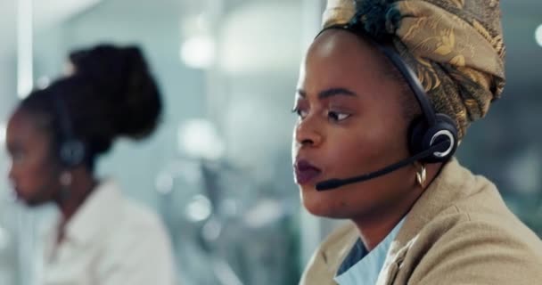 ヘルプデスク コンサルタント 黒人女性 テレマーケティング ヘッドフォンによるアドバイス テクニカルサポート ヘッドセットまたはカスタマーサービスのビジネス アフリカ人または保険代理店 — ストック動画