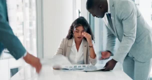 Uomini Affari Donne Stress Sul Lavoro Con Scartoffie Caos Ufficio — Video Stock