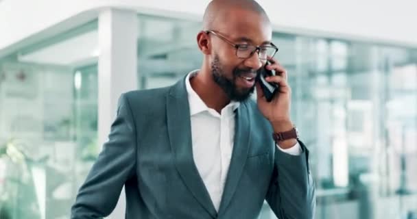 打电话 和黑人商人一起在办公室大堂里进行交流和交流 在专业工作场所与快乐的员工进行公司 移动和对话 以便联系 — 图库视频影像