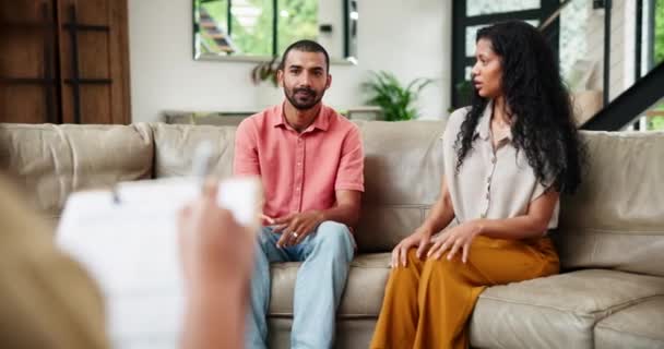 Letişim Çatışma Çözümü Için Savaşan Bir Çiftle Psikoloji Terapi Danışmanlık — Stok video