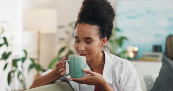 Vrouw Koffie Geur Bank Voor Morgens Ontspannen Appartement Voor Weekend — Stockvideo