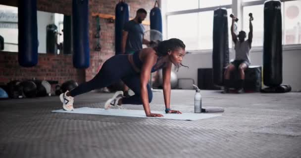 Czarna Kobieta Fitness Wspinaczka Górska Ćwiczenia Macie Podłogowej Siłowni Treningu — Wideo stockowe