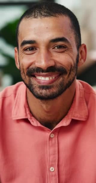 Porträt Gesicht Und Mexikanischer Mann Mit Lächeln Hause Entspannung Und — Stockvideo