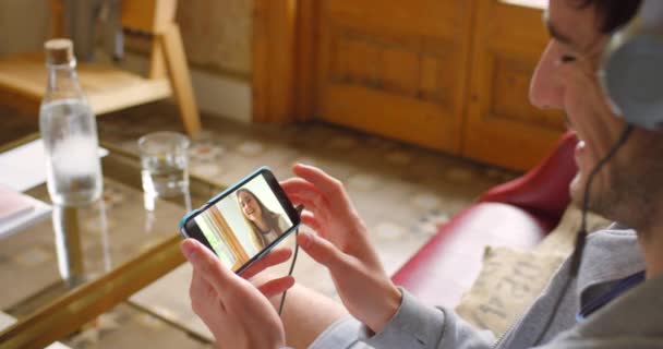 Домашній Телефонний Екран Людина Відеодзвінком Привіт Навушники Дивані Веб Спілкування — стокове відео
