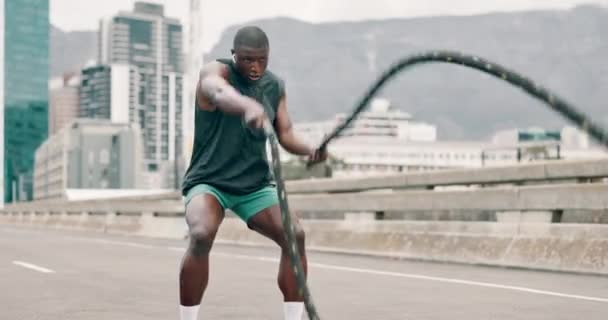 Hombre Cuerdas Batalla Fitness Ciudad Para Entrenamiento Velocidad Rendimiento Salud — Vídeos de Stock