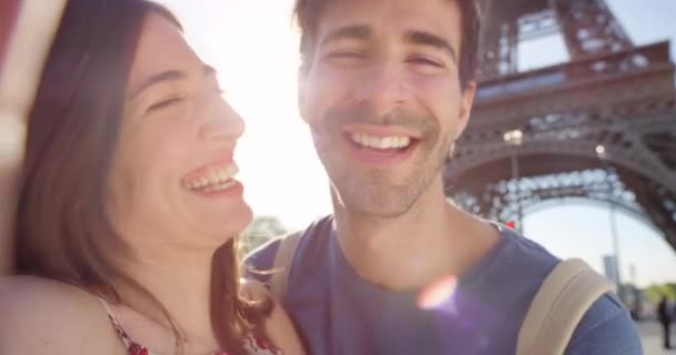 Amor Engraçado Selfie Casal Torre Eiffel Paris França Juntos Para — Vídeo de Stock
