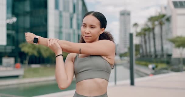 Filmik Zwolnionym Tempie Kobieta Ubrana Sportowy Stanik Słuchawki Różowego Złota — Wideo stockowe