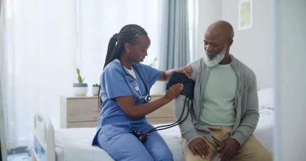 Ανώτερη Φροντίδα Νοσοκόμα Και Μαύρος Εξέταση Αρτηριακής Πίεσης Για Υγειονομική — Αρχείο Βίντεο