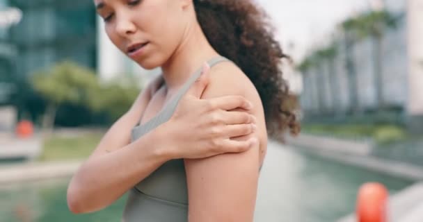 Shoulder Pain Fitness Woman City Workout Mistake Risk Anatomy Emergency — Stock Video