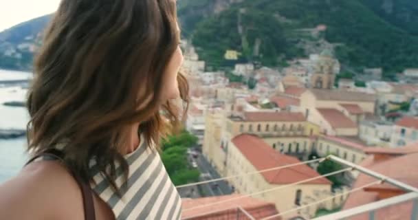 Vlog Vrouw Balkon Met Geluk Voor Uitzicht Stad Landschap Vakantie — Stockvideo