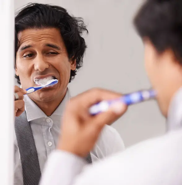 Pengusaha Wajah Dan Menyikat Gigi Cermin Untuk Rutinitas Pagi Kebersihan — Stok Foto