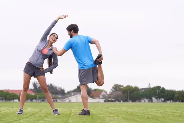 Glückliches Paar Fitness Und Stretching Zusammen Auf Dem Feld Für — Stockfoto