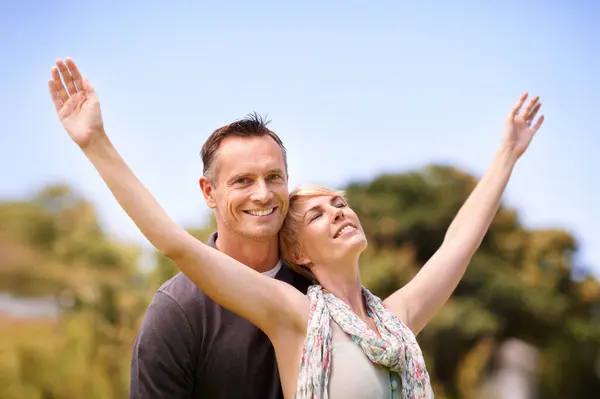 Paar Portret Glimlach Met Liefde Buitenshuis Voor Huwelijksreis Vakantie Samen — Stockfoto