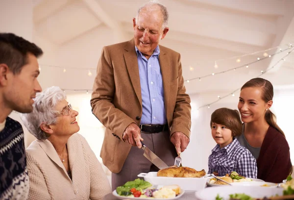 크리스마스 집에서 점심을 파티에서 Xmas 할아버지 할아버지와 테이블에 부모와 — 스톡 사진