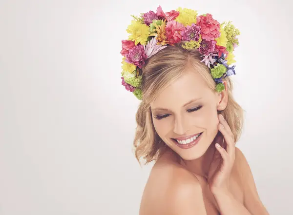 Woman Face Flowers Crown Studio Makeup Happiness Cosmetics Beauty Skincare — Stock Photo, Image