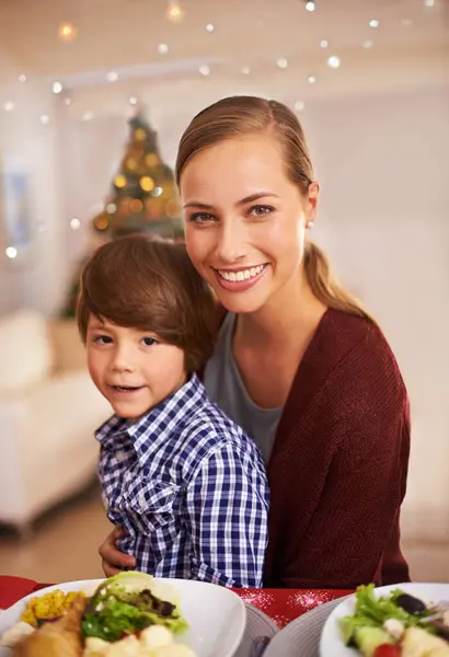 Mor Barn Och Porträtt Med Julmiddag För Fest Leende Och — Stockfoto