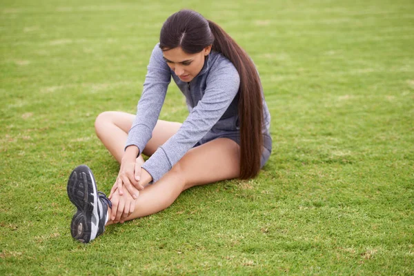 Frau Fitness Und Stretching Beine Auf Dem Feld Mit Sitzen — Stockfoto
