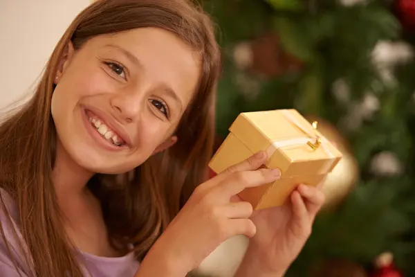 Christmas Tree Portrait Child Gift Box Smile Celebration Happy Surprise — Stock Photo, Image