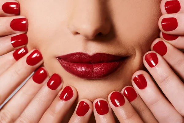 Güzellik Kozmetik Manikürlü Kadın Kırmızı Ruj Cazibe Için Yaratıcı Estetik — Stok fotoğraf