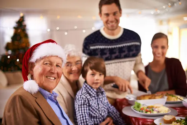 Familj Porträtt Och Mor Och Farföräldrar Middag Julafton Tillsammans Med — Stockfoto