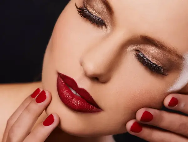 Güzellik Kozmetik Manikürlü Kadın Yüzü Yaratıcı Stüdyo Estetiği Için Dinlenme — Stok fotoğraf