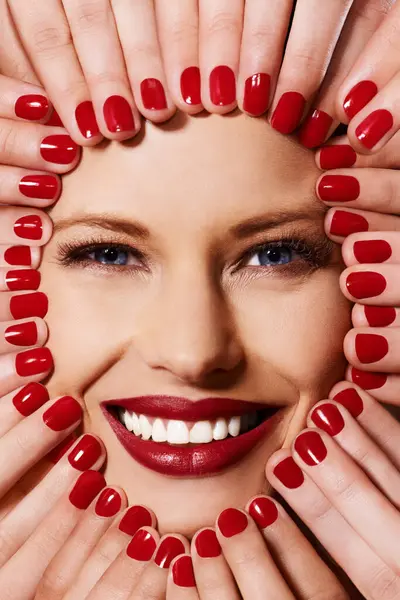 Güzellik Kozmetik Manikürlü Kadın Portresi Gülümseme Yaratıcı Estetik Ruj Lüks — Stok fotoğraf