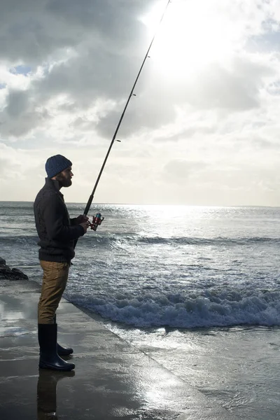 Funderar Fiskar Och Man Strand Med Stolpe För Vattenhobby Rekreation — Stockfoto