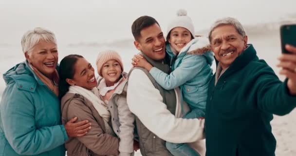 Padres Abuelos Hijos Selfie Playa Felices Con Abrazo Cuidado Vinculación — Vídeos de Stock