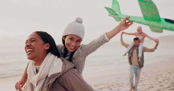 Rodzice Dzieci Plaża Samolotem Zabawki Lub Dziewczyna Świnką Powrotem Gry — Wideo stockowe