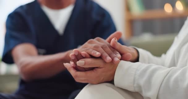 Empathie Nahaufnahme Und Krankenschwester Halten Händchen Mit Der Frau Sie — Stockvideo