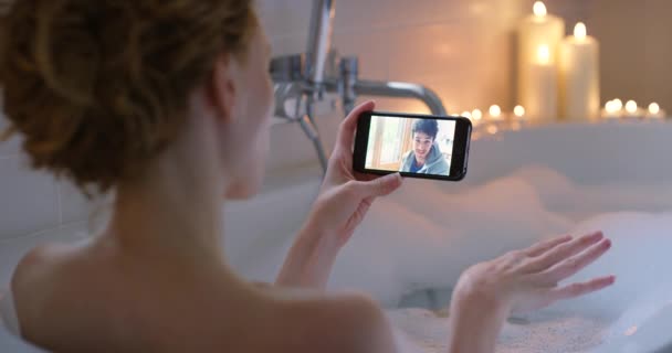 Smartphone Videochamada Mulher Relaxam Banho Com Bolhas Velas Autocuidado Casa — Vídeo de Stock