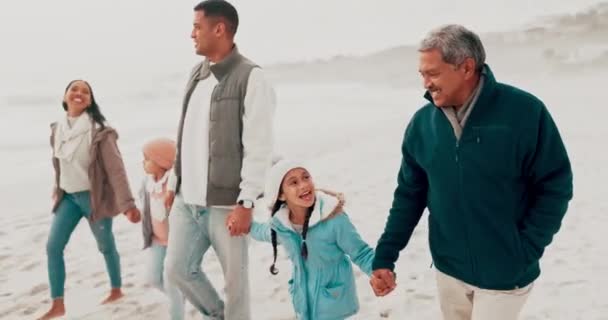 ビーチ そして冬の休暇 冒険のための自然の中で子供を持つ祖父母 子供たちが絆を持ち 海でリラックス — ストック動画