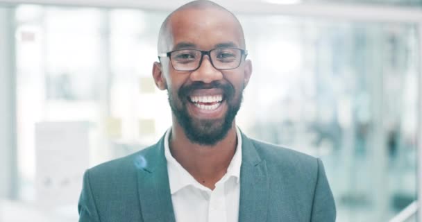 Πρόσωπο Επιχείρηση Και Χαρούμενος Μαύρος Στο Γραφείο Εταιρεία Χώρο Εργασίας — Αρχείο Βίντεο