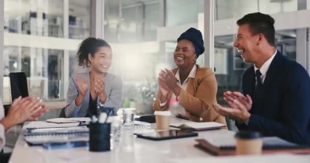 Happy Orang Orang Bisnis Dan Tepuk Tangan Dalam Pertemuan Untuk — Stok Video