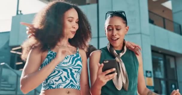电话和朋友们在社交媒体上嘲笑迷因 笑话或滑稽图片 今年夏天 迈阿密的快乐人群和女人与时尚同行 一起在智能手机上观看视频 — 图库视频影像