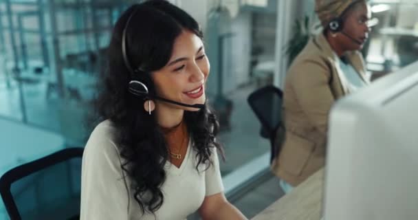 Кром Жінка Щаслива Допомогти Колл Центрі Технічною Підтримкою Консультаціями Спілкуванням — стокове відео